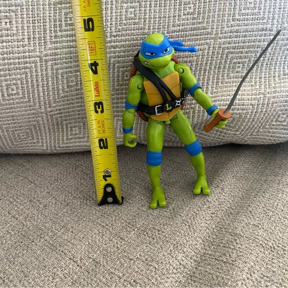 Teenage Mutant Ninja Turtle Leonardo Action Figure - Picture 4 of 5